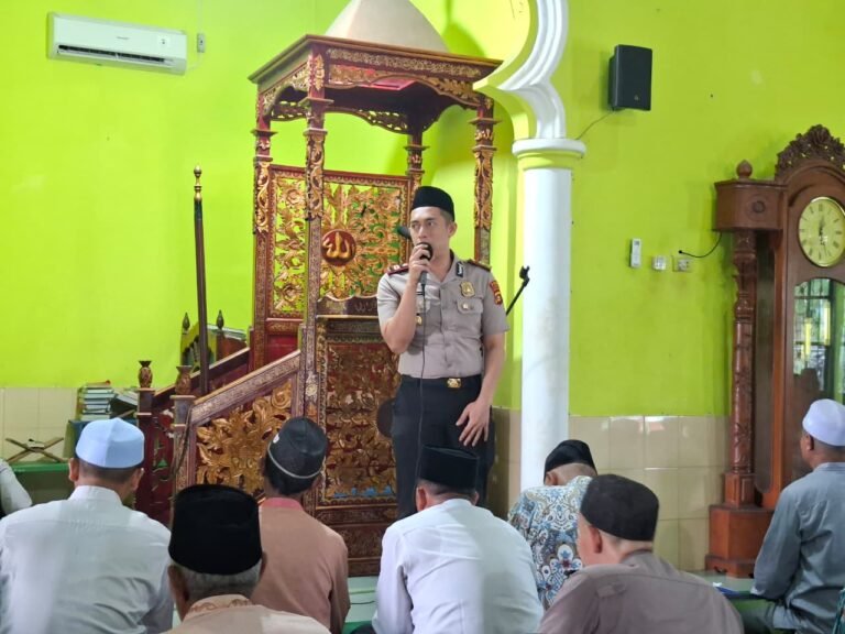 Perkuat Silaturahmi dan Kamtibmas, Kapolsek Keluang Bersama Personel Laksanakan Sholat Jumat Keliling